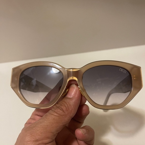 Dezi Eyewear - Charge It Alluded Nud
/ Smoke Gradient. Chic and attractive - Picture 15 of 16